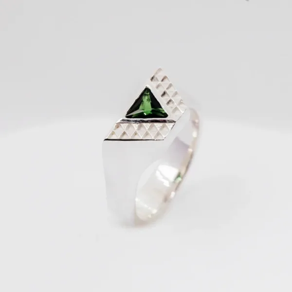 Anel em prata pedra triangular em prata verde