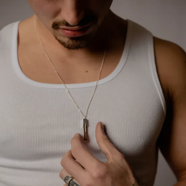 Colar Prata 925 Pau Santo Homem modelo