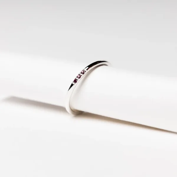 Anel Homem Prata Três Zircónias Rubi