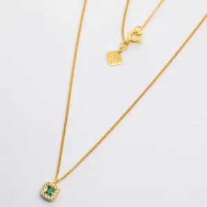 Colar masculino em prata 925 com banho de ouro amarelo de 24K, pendente quadrado com zircónia verde e zircónias cristal.
