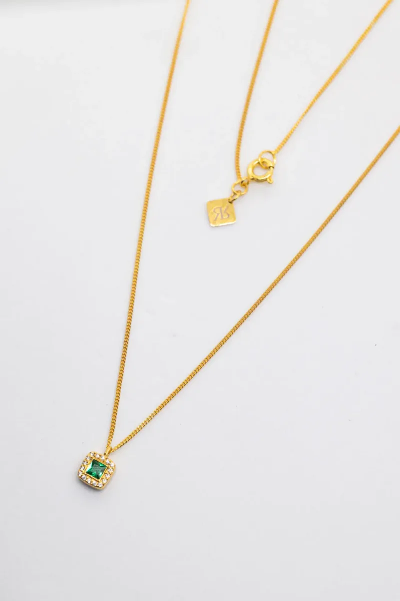 Colar masculino em prata 925 com banho de ouro amarelo de 24K, pendente quadrado com zircónia verde e zircónias cristal.