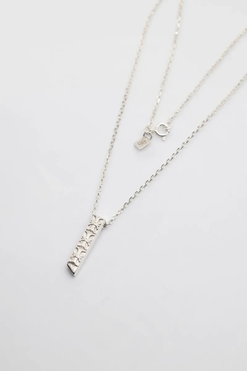 fio para homem em prata com pendente com relevo
