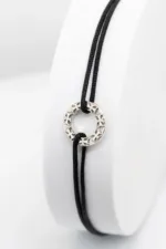 pulseira com fio preto e prata com relevo para homem