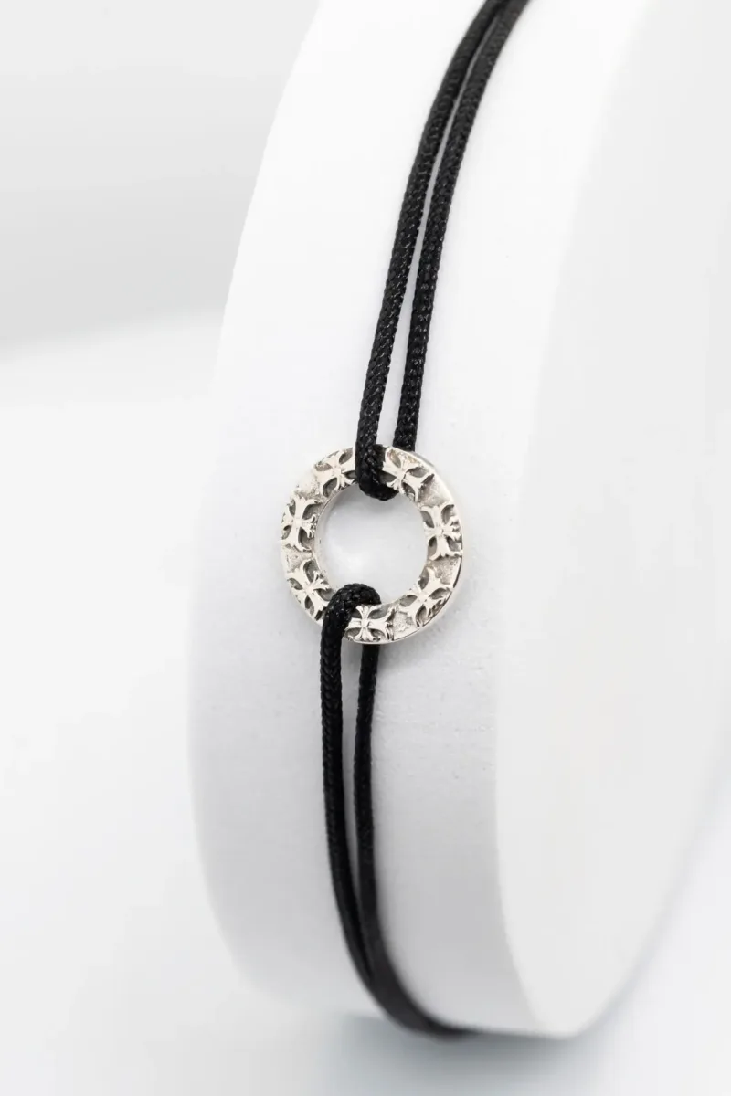pulseira com fio preto e prata com relevo para homem