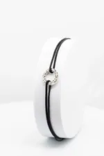 pulseira para homem com fio preto e prata com relevo