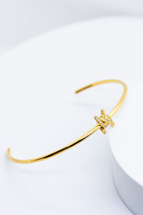 Escrava arame farpado ouro e diamantes